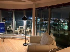 Designer Penthouse with Riverviews - G1 Glasgow City Centre, 3 Bedrooms, 2 Bathrooms, 1 Living room / Kitchen. Full Floor, Wrap Around Terrace, Panoramic Views, Off Central Station / Buchanan Street, hotel with parking in Glasgow