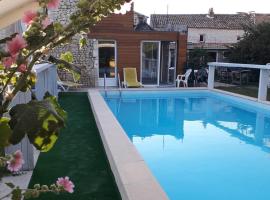 Grande maison de famille avec piscine couverte, hotel u gradu 'Nieulle-sur-Seudre'