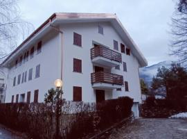 Grazioso Bilocale in Val Vigezzo โรงแรมที่มีที่จอดรถในCraveggia