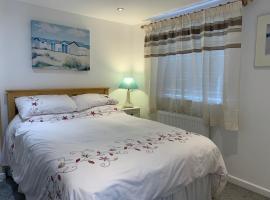 Self contained annex with bedroom bathroom sitting room and kitchenette, hótel í Emsworth