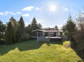 Stunning Home In Hillerd With Lake View, feriebolig i Hillerød