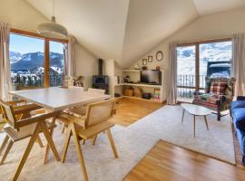 Montesqui Formigal, exclusivo ático con vistas a pistas, guardaesquis y garaje, hotel in Formigal