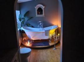 Fyne Byre Cottage - Barn Conversion with Hot Tub, hotel met hottubs in Cairndow