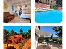 Logement d'exception près du Colorado provencal dans une résidence au calme avec piscine offrant une vue imprenable sur le Luberon depuis sa terrasse