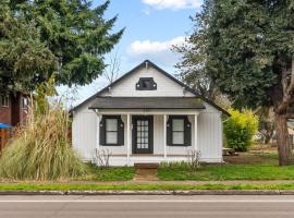 2-Bedroom Bungaloo nestled close to Urban Centers, dovolenkový prenájom v destinácii Vancouver