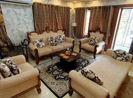 Luxurious studio apartment in Newtown, hotel malapit sa Coal India Limited, Thākurdwari
