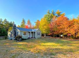GC Adorable home 20 minutes from CannonFranconia Notch Fire Pit wifi laundry Pet friendly, cottage in Sugar Hill