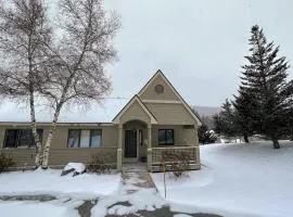 F14 Bretton Woods Condo along golf course short walk from Omni Mount Washington Hotel