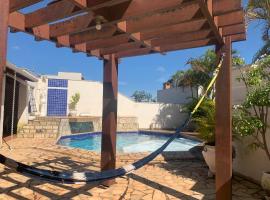 Quarto em casa c/piscina, hotel with pools in Ouro Fino