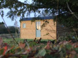 The Hut at High Street Farm, pet-friendly hotel in Sudbury