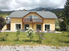 Belle vue sur montagnes proche centre 2 salons et jardin, hotel in Barcelonnette