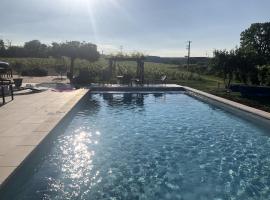 La Petite maison de Céline & Frédéric avec piscine à Préhy, holiday rental in Préhy