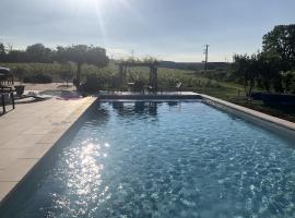 La Petite maison de Céline & Frédéric avec piscine à Préhy, hotel a Préhy