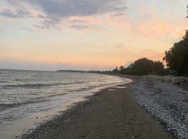 LEONIDAS SEASIDE VILLA 12, casă de vacanță din Meneou