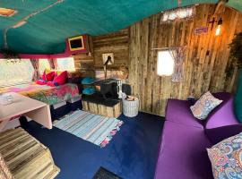 Budget stay, in lovely private setting with rustic charm, log burner, fire pit, campers kitchen & Eco Loo NO BEDDING SUPPLIED, hotel din Narberth