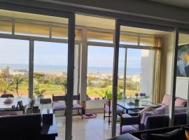 Melrose Beach - Apartment with a beach view, hotel di Dar Bouazza