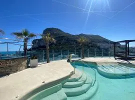 Rooftop pool Apt with spectacular views and central location