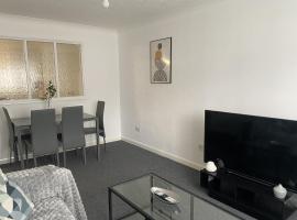 Spacious Apartment - Contractors and Family - LGW, hotelli Horleyssä