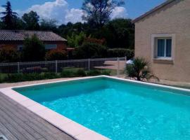 Agréable maison entre rivière et centre du village avec piscine, viešbutis mieste Ruoms