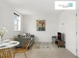 Two Bedroom Apartment by Dream Key Properties Short Lets & Long Lets Uxbridge- 6