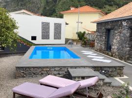 Cottage Quinze & Apartment with Swimming pool, hótel í Ponta Delgada