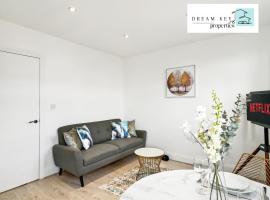 One Bedroom Apartment by Dream Key Properties Short Lets & Long Lets Uxbridge with Free Wi-fi - 5, hotel in Uxbridge