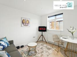 One Bedroom Apartment by Dream Key Properties Short Lets & Long Lets Uxbridge with Free Wi-fi - 5, cheap hotel in Uxbridge