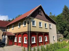 Waldferienhaus Dunja mit Whirlpool, Sauna u Garten, casa o chalet en Hain