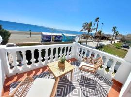 Caleta Beach House Villa Beatriz Sinese Design, hytte i Torre del Mar
