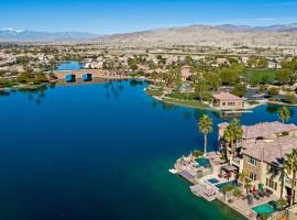 Terra Lago Villa Lake, Mountain and Desert view, Coachella Getaway, hotel in Indio