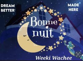 Bonne Nuit Weeki Wachee، فندق مع موقف سيارات في ويكي واشي