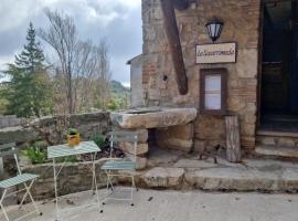 Cal Tous, La Socarrimada, pet-friendly hotel in Rojals
