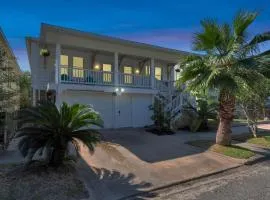 Historic Anchor at M Sleeps 7 Outdoor Shower Mins to Beach & Moody Gardens