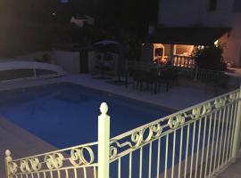 Studio privé, hotel with parking in Cazilhac