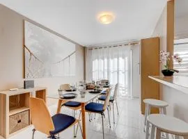 100m to a beach Spacious apartm