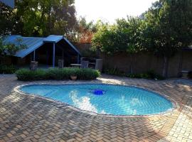 ZUCH Accommodation At Pafuri Self Catering - Comfort Apartment, hytte i Polokwane