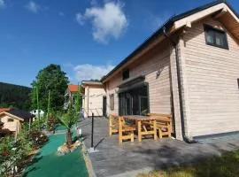 Holzhaus am See mit Panoramablick