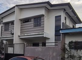 CHATEAU DE CHLOE - 3 Bedroom Entire Apartment for Large Group, feriebolig i Tacloban