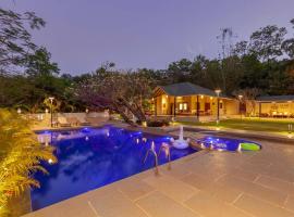 StayVista's Lush Villa - Lake-View Haven with Rustic-Meets-Modern Interiors, Pool, Jacuzzi & Indoor activities: Wādhiware şehrinde bir villa