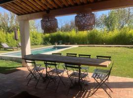 Villa neuve et moderne avec piscine à Grimaud, ваканционна къща в Гримо