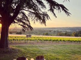 Le Vieux Portail, Hotel in Saint-Saturnin-dʼApt