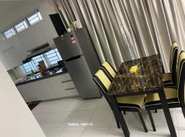 Cozy Homestay Desaru Family, Pool & Parking, hotel i Kangkar Chemaran