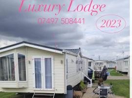 The Meridan Lodge - Platinum 2024 Season, cabin in Clacton-on-Sea