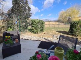 MAS GABELYS superbe vue SAINTE VICTOIRE jardin terrasse et piscine, hotel a Trets