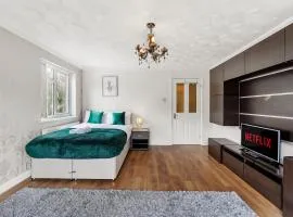 luxury 6 bedroom house in Aylesbury, Free parking