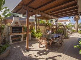 Casa adosada con piscina comunitaria Solo familias no grupos de jovenes, cabana o cottage a Salou