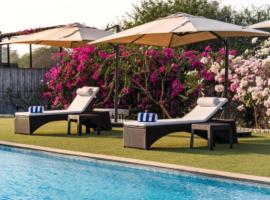 SaffronStays Brunton House, Alibaug - luxury pool villa near Awas Beach, πολυτελές ξενοδοχείο σε Alibaug