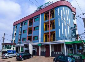 Double twins Hotel & appartement, hotell i Yaoundé