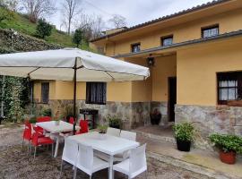 Río España - Casa amplia con patio y barbacoa en Villaviciosa, hotel with parking in Villaviciosa