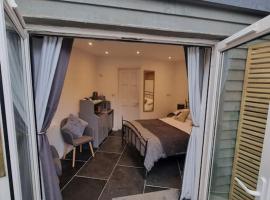 The Den - A modern, quirky room, new for 2023., hotel in Braunton